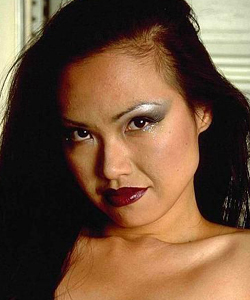 Caroline Koh, pornostar occidentale d'origine asiatique.