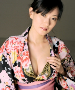 Manami KOMUKAI - 小向まな美, pornostar japonaise / actrice av. également connue sous les pseudos : Ritsuko HAYAMA - 葉山律子, Saeko MURAKAMI - 村上冴子, Shinobu KUROKI - 黒木忍