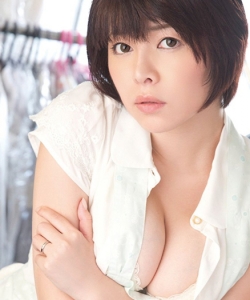 Rin OGAWA - 緒川凛, pornostar japonaise / actrice av. également connue sous le pseudo : Rin OKAE - 岡江凛